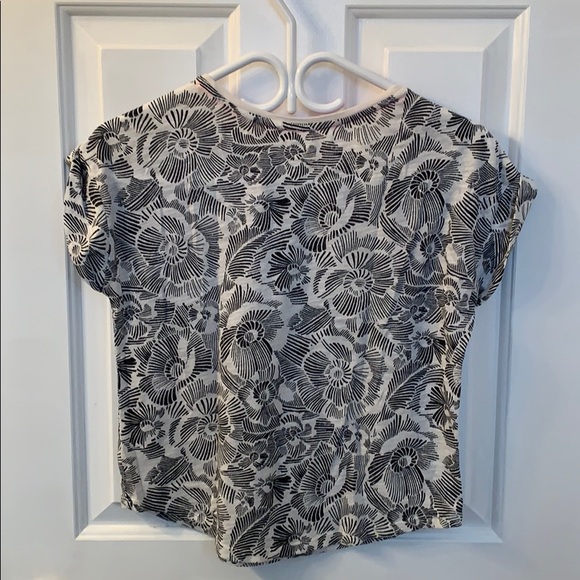 Patterned Old Navy cropped t-shirt - Picture 3 of 3